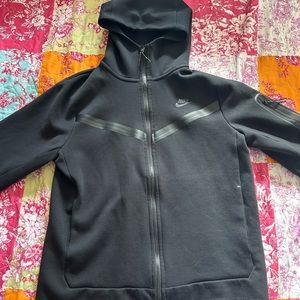 Black Nike Tech (L)
